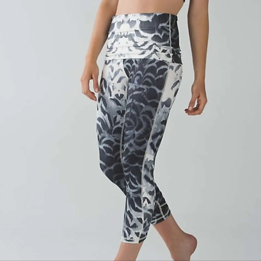 Lululemon Wunder Under Pant SE Dance in Pretty Plume Angel Wing Black Size Gym